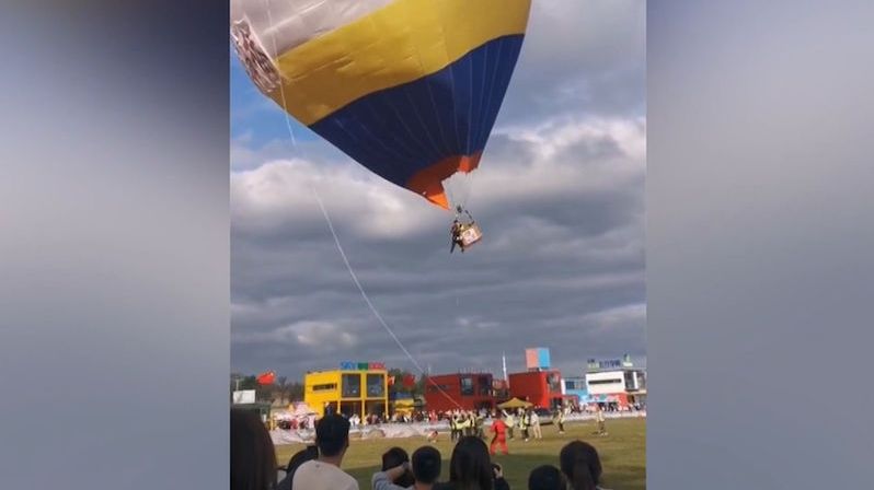 Dělník se při nafukování horkovzdušného balonu proletěl